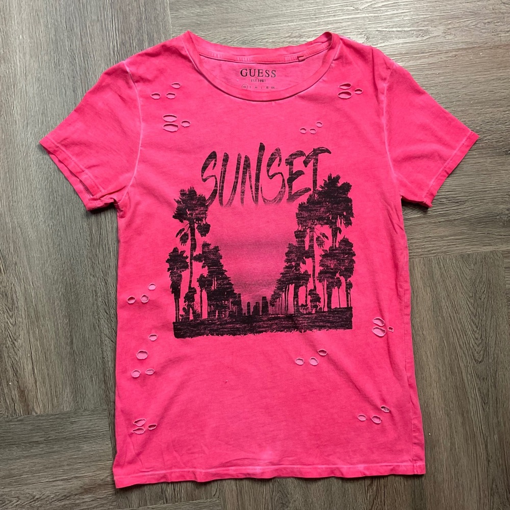 Guess T-Shirt Tee Womens XS Hot Pink Sunset Palm Tree Graphic Distressed Y2K